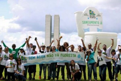 Manifestantes inflam um vaso sanitário gigante em frente ao Congresso Nacional para simbolizar a falta de saneamento básico no país - Marcelo Camargo/Agência Brasil