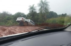 O veículo caiu no barranco no fim de semana (Foto: divulgação/94FM)