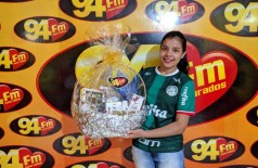 A ganhadora palmeirense recebeu o prêmio na manhã desta segunda-feira na rádio 94FM (Foto: 94FM)