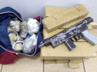 A arma, uma submetralhadora de 9mm, estava embaixo de um colchão. A numeração estava raspada. (Foto: JPNews)