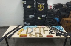 Armas, munições e mercadorias contrabandeadas estavam em loja, segundo as autoridades policiais (Foto: Divulgação/DOF)