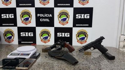 Revólver e pistola foram apreendidos em ações do SIG realizadas em Dourados (Foto: Divulgação/Polícia Civil)