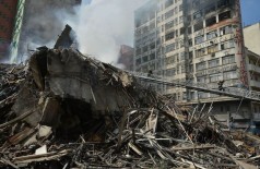 Segundo os bombeiros, a retirada dos escombros deve durar pelo menos uma semana - Rovena Rosa/Agência Brasil