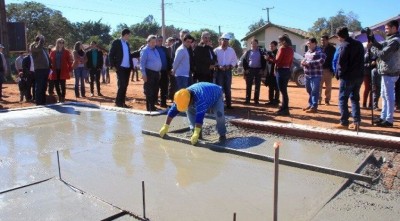 Construção das bases das casas é feita pelo governo estadual e famílias concluem as obras (Foto: Chico Ribeiro)