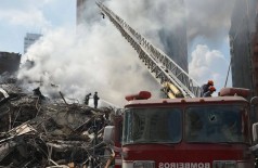 Bombeiros fazem rescaldo de escombros de prédio que pegou fogo em SP - Foto: Rovena Rosa/Agência Brasil