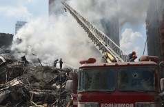 Bombeiros fazem rescaldo de escombros de prédio que pegou fogo em SP (Foto: Rovena Rosa/Agência Brasil)