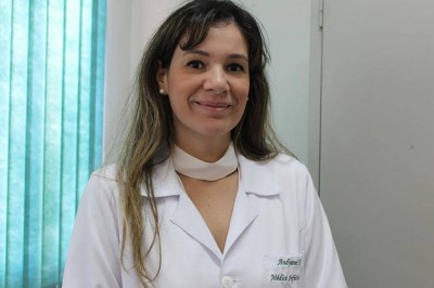 Médica infectologista Andyane Freitas Tetila, que é mestre em Doenças Infecciosas e Parasitárias (Foto: Divulgação/HU-UFGD)