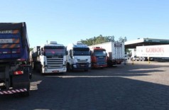 Caminhões parados ontem em posto de combustível de Campo Grande (Foto: Saul Schramm)
