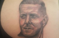 Torcedor cumpre promessa e tatua rosto de técnico em nádega Foto: Reprodução/Twitter(Kevin Tomlinson)