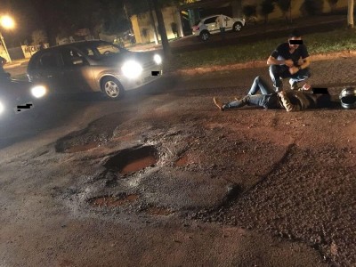 Acidente ocorrido no dia 15 passado teria sido causado por buraco no meio da rua em Dourados (Foto: 94FM/Arquivo)