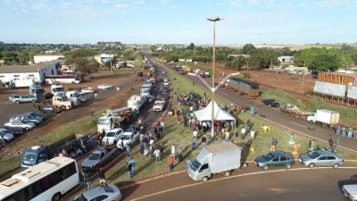 Caminhões parados em frente ao Trevo da Bandeira - Fotos de Eliel Oliveira