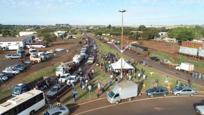 Caminhões parados em frente ao Trevo da Bandeira - Fotos de Eliel Oliveira