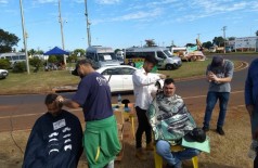 Cabeleireiros de Dourados cortando cabelos dos caminhoneiros neste domingo (27) - (Foto: divulgação/94FM)