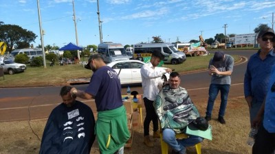 Cabeleireiros de Dourados cortando cabelos dos caminhoneiros neste domingo (27) - (Foto: divulgação/94FM)