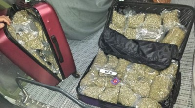 Maconha estava em pacotes dentro de duas malas (Foto: Divulgação/PM)