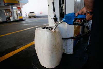 Uso de galões para abastecer não tem regras claras e há risco (Arquivo/Fernando Frazão/Agência Brasil)
