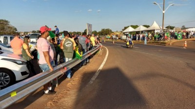 Caminhoneiros continuam protestando em Dourados nesta quarta-feira (30) - (Foto: Sidnei Bronka)