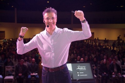 Fernando Seabra mostra a força do empreendedorismo durante palestra em Dourados (Foto: Divulgação)