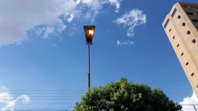 Desde o início do ano até esta segunda-feira (4), a prefeitura arrecadou R$ 5,915 milhões com a taxa de iluminação em Dourados (Foto: Karol Chicoski/94FM)