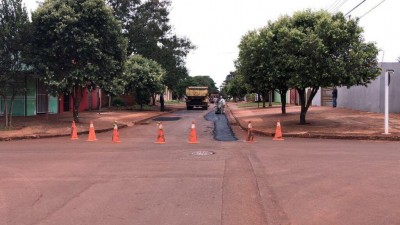 A Sanesul realizou trabalhos na localidade, abrindo buracos no asfalto, mas não faz o recapeamento direito (Foto: divulgação)