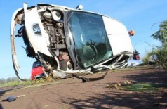O veículo modelo Peugeot ficou com a parte frontal totalmente destruído. (Foto: Lus Gustavo/Jornal da Nova)