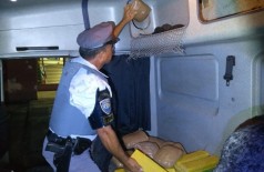 Policial apreende droga na cabine de veículo conduzido por douradense (Foto: Divulgação)