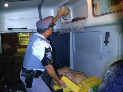 Policial apreende droga na cabine de veículo conduzido por douradense (Foto: Divulgação)