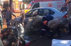 Motociclista foi socorrido no local do acidente, mas morreu antes de chegar ao hospital (Foto: Sidnei Bronka)