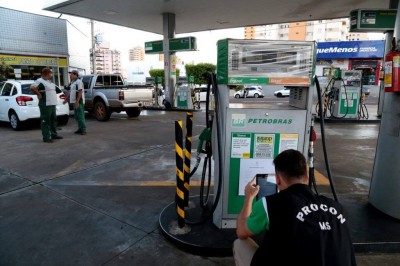 Fiscais do Procon-MS notificaram posto da capital por prática abusiva (Foto: Denílson Secreta)