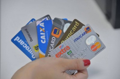 Entre os analfabetos, saldo devedor do cartão de crédito é dividido em 38% na modalidade à vista ou parcelado com o lojista (Foto: Arquivo Agência Brasil)