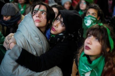 Terminada a votação, do lado de fora do Congresso, mulheres, em sua maioria jovens, se abraçaram e choraram com o resultado (Foto: Martin Acosta/Reuters)