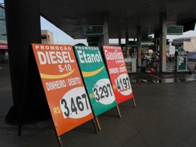 Preços dos combustíveis em posto da Capital nesta segunda-feira (Foto: Saul Schramm)