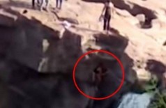 Indiano tenta fazer selfie radical em catarata (Foto: Reprodução/YouTube)