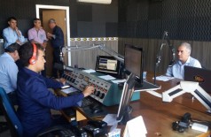 Governador Reinaldo Azambuja foi entrevistado no Programa Marçal Filho, da 94FM (Foto: Karol Chicoski)