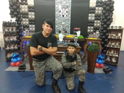 Em Dourados, pai faz festa temática para o filho que sonha ser policial miliar