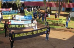 Educadores de Dourados prometem novo protesto na prefeitura (Foto: Divulgação/Simted)
