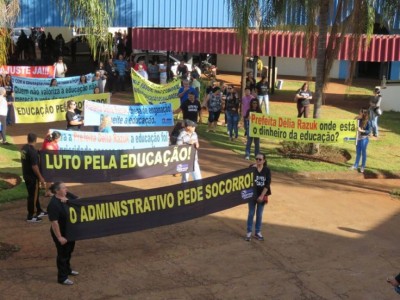 Educadores de Dourados prometem novo protesto na prefeitura (Foto: Divulgação/Simted)