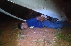 Suspeito de furtar veículo ficou prensado após capotamento (Foto: Divulgação/PM)