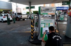 Diferença de 16 centavos no litro da gasolina vendida em Dourados foi apurada pela ANP (Foto: Denílson Secreta)