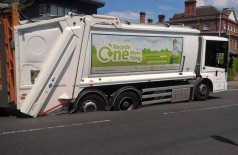 Caminhão de coleta de lixo atolado em asfalto derretido Foto: Divulgação/Thames Valley Police