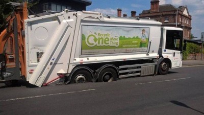Caminhão de coleta de lixo atolado em asfalto derretido Foto: Divulgação/Thames Valley Police