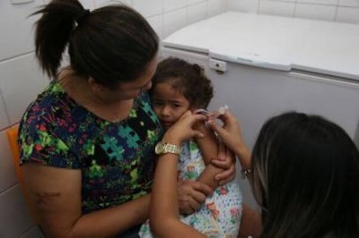Campanha nacional de vacinação contra a gripe no DF (Foto: Antonio Cruz/ Agência Brasil)