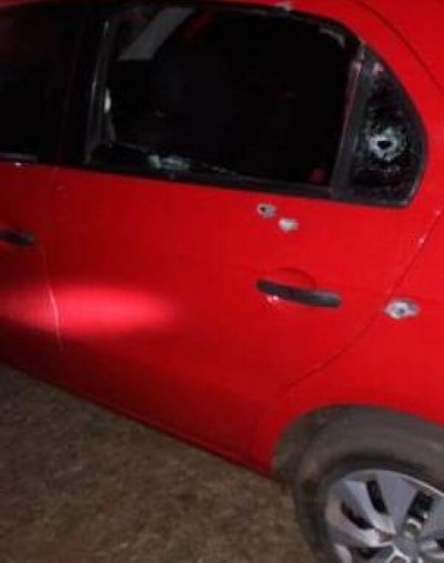 Carro ficou marcado pelos disparos dos pistoleiros - Foto: Porã News