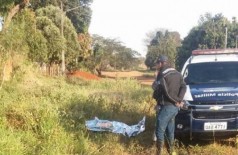 Mulher é encontrada morta esfaqueada em terreno e polícia procura por ex-marido (Foto: IFato)
