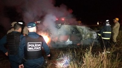 Carro ficou destruído após pegar fogo (Fotos: Adilson Domingos)