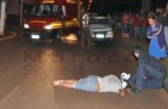 Uma das vítimas sendo imobilizada por testemunhas, após a batida. (Foto: Maracaju Speed)