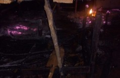 Barraco de madeira ficou totalmente destruído - Foto: Divulgação