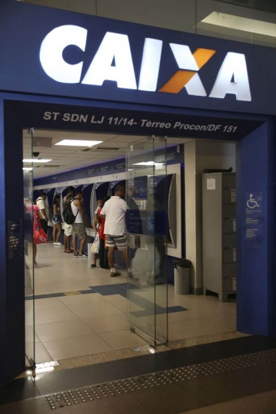 Brasileiros aproveitam o sábado para sacar o FGTS inativo durante a segunda etapa do liberação do FGTS nas agências da Caixa Econômica (José Cruz/Agência Brasil)