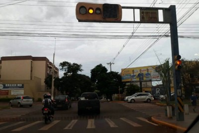 Semáforo na esquina da Rua Monte Alegre com Avenida Presidente Vargas já passou fim de semana estragado (Foto: Arquivo/94FM)