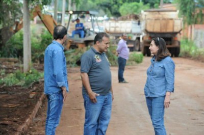 Secretário de Serviços Urbanos (ao centro) reconhece fala de equipes para atuar no disque lâmpadas em Dourados (Foto: A. Frota)